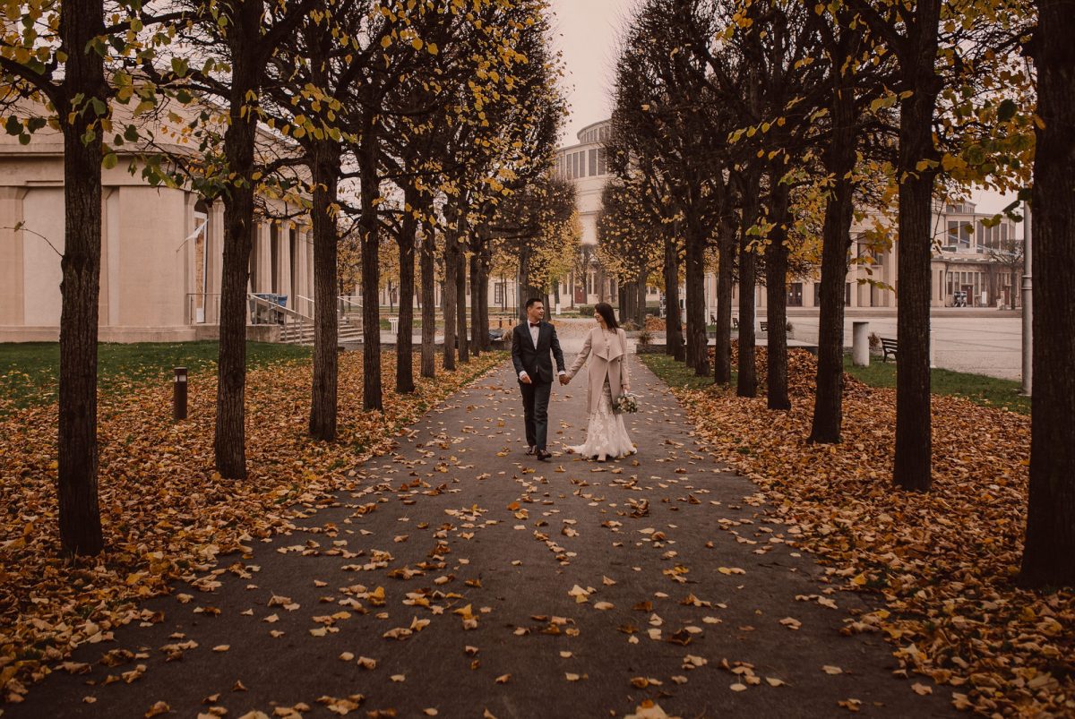 Jesienna romantyczna sesja ślubna w Parku Szczytnickim we Wrocławiu.